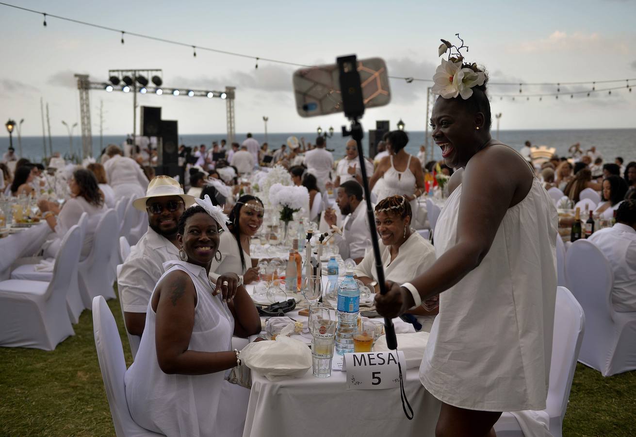 Unos 500 comensales de diversos países participan por primera vez en «Le Dîner en Blanc» (La cena en blanco), celebrada en el jardín de un céntrico hotel, en La Habana (Cuba).