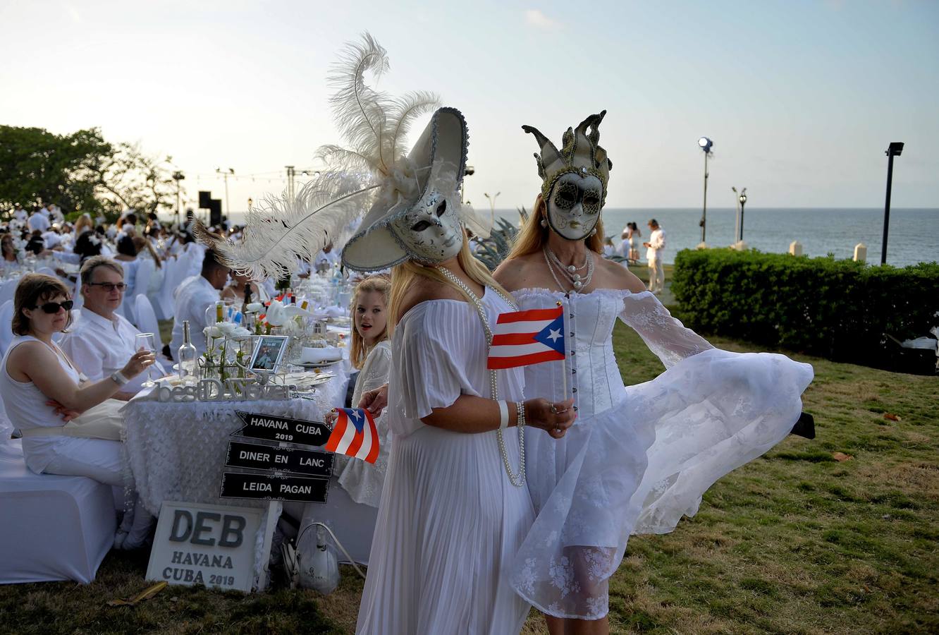 Unos 500 comensales de diversos países participan por primera vez en «Le Dîner en Blanc» (La cena en blanco), celebrada en el jardín de un céntrico hotel, en La Habana (Cuba).