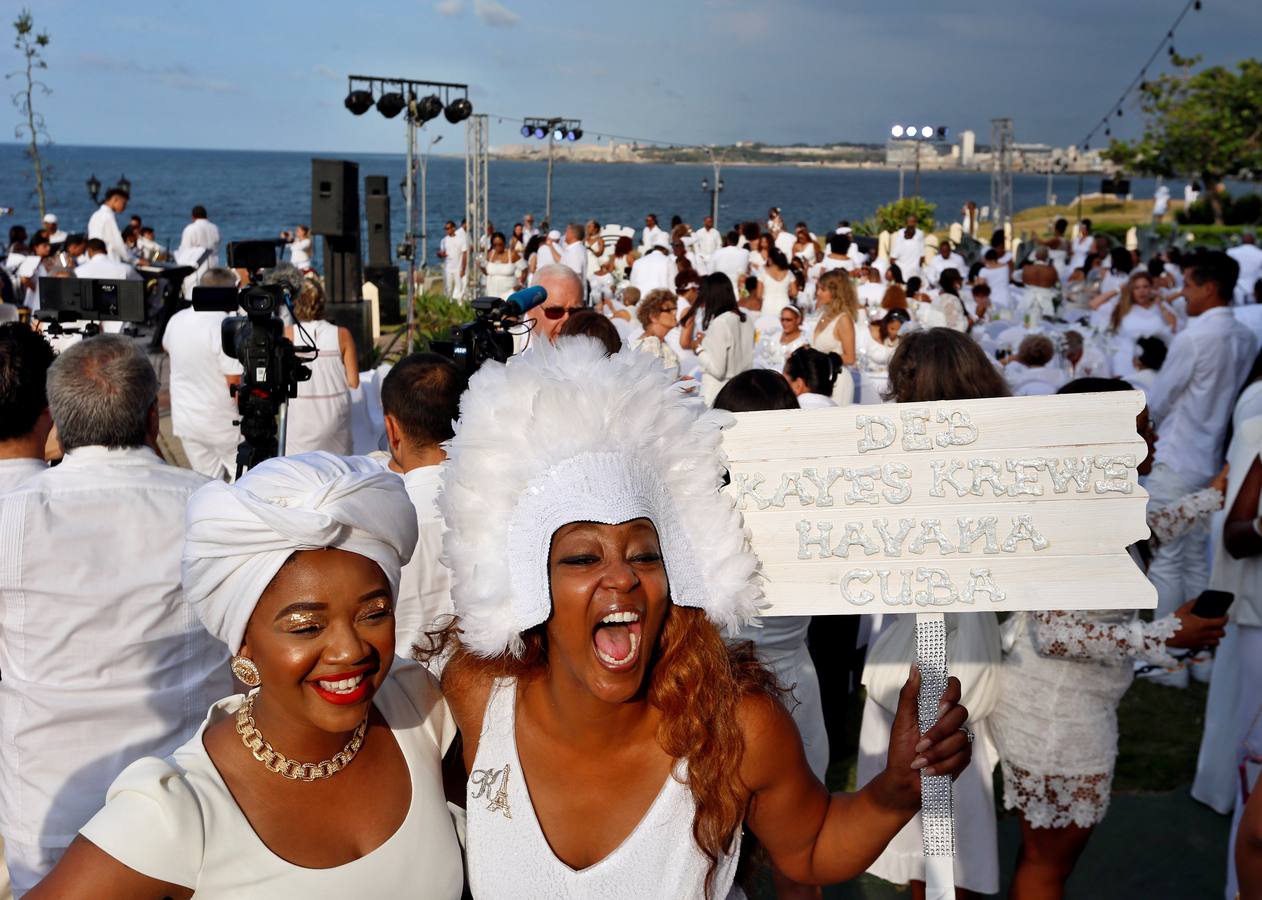 Unos 500 comensales de diversos países participan por primera vez en «Le Dîner en Blanc» (La cena en blanco), celebrada en el jardín de un céntrico hotel, en La Habana (Cuba).