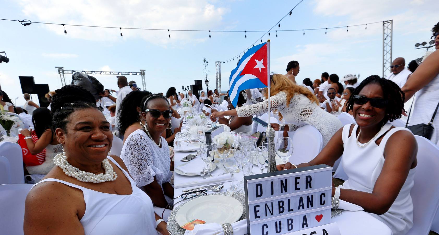 Unos 500 comensales de diversos países participan por primera vez en «Le Dîner en Blanc» (La cena en blanco), celebrada en el jardín de un céntrico hotel, en La Habana (Cuba).