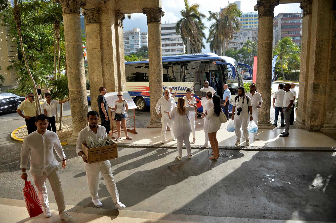 Unos 500 comensales de diversos países participan por primera vez en «Le Dîner en Blanc» (La cena en blanco), celebrada en el jardín de un céntrico hotel, en La Habana (Cuba).
