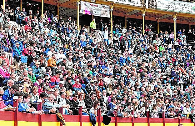 El público, que llenó tres cuartas partes del aforo de la plaza, durante el festejo de ayer en Murcia. 