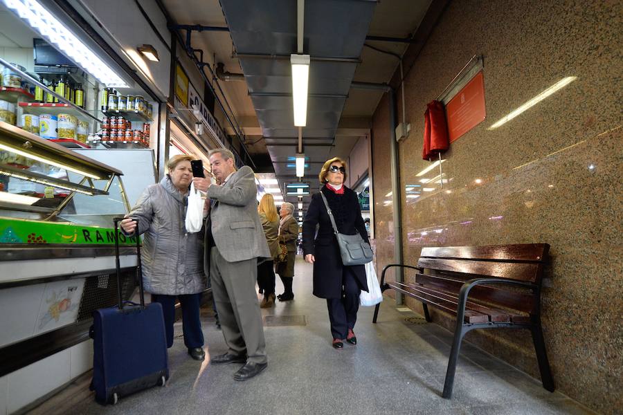 En el día que cumpliría 76 años, el también cronista oficial de la ciudad, que falleció el pasado mes de noviembre, fue el protagonista de un acto en el que se presentó las insignias con las que contará por la labor llevada a cabo