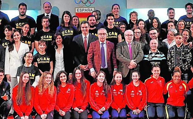 Presentación de la oficina del COE con Pedro Sánchez, Alejandro Blanco y José Luis Mendoza en el centro. 