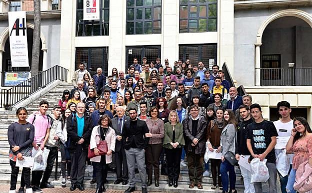 Los alumnos participantes junto a la presidenta de la Asamblea Regional, en la UMU. 