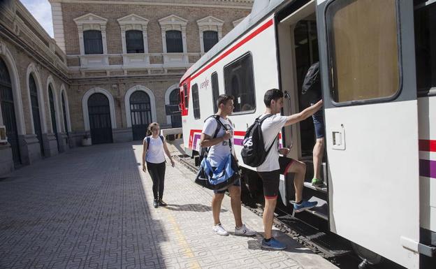 Viajeros subiendo a un tren en Cartagena.