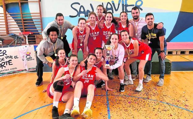 Jugadoras y técnicos del UCAM júnior femenino. 