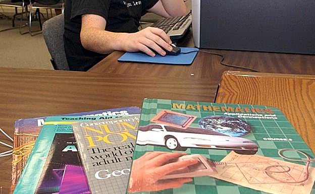 Un adolescente estudia Álgebra en un ordenador durante una clase de Matemáticas. 