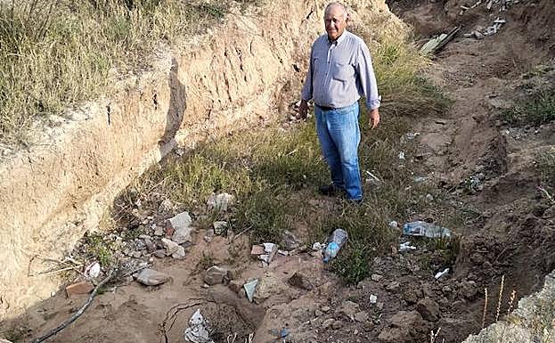 Agujero en los terrenos de la calle Jardín.