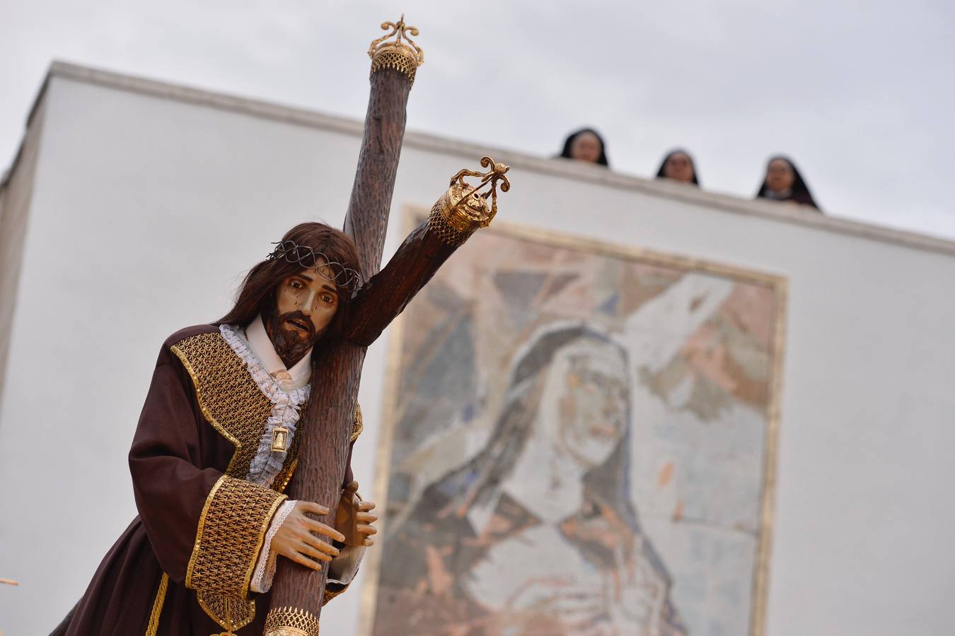 Cientos de personas siguieron el traslado de la imagen de Jesús del Gran Poder desde el convento de las Madres Capuchinas, en El Malecón.