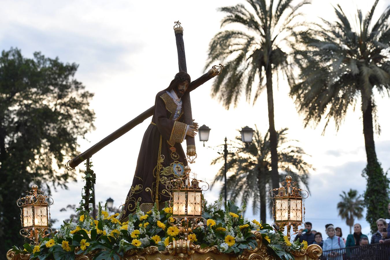 Cientos de personas siguieron el traslado de la imagen de Jesús del Gran Poder desde el convento de las Madres Capuchinas, en El Malecón.