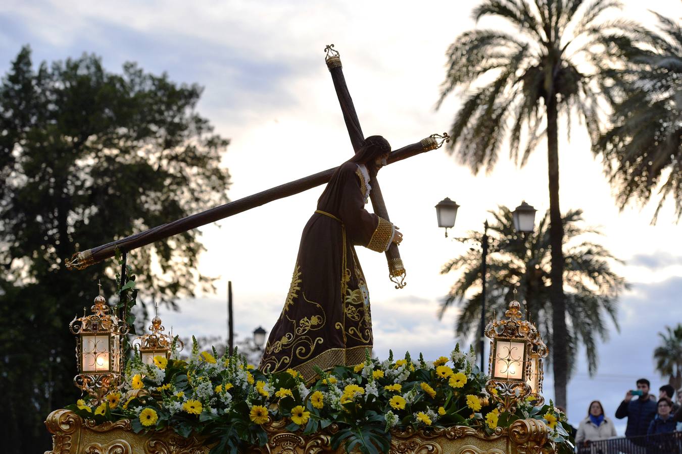 Cientos de personas siguieron el traslado de la imagen de Jesús del Gran Poder desde el convento de las Madres Capuchinas, en El Malecón.