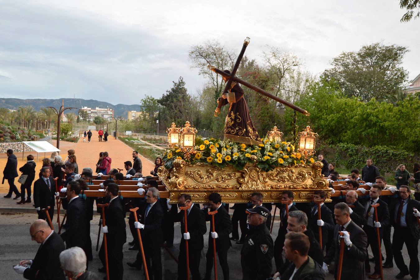 Cientos de personas siguieron el traslado de la imagen de Jesús del Gran Poder desde el convento de las Madres Capuchinas, en El Malecón.