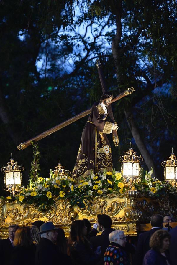 Cientos de personas siguieron el traslado de la imagen de Jesús del Gran Poder desde el convento de las Madres Capuchinas, en El Malecón.