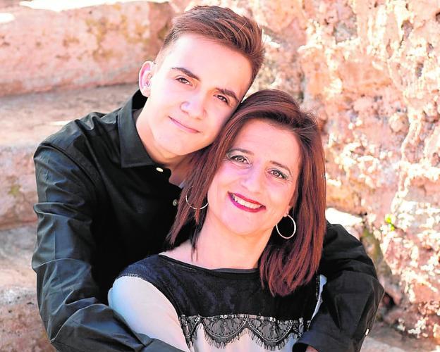 Cati Gallardo, junto a su hijo David, uno de los afectados. 