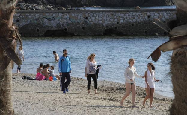 Varias personas disfrutando de temperaturas veraniegas en una foto tomada la Semana Santa del año pasado en Cala Cortina.