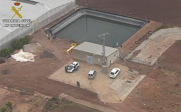 Agentes de la Benemérita, en una de las inspecciones llevadas a cabo en el Campo de Cartagena.