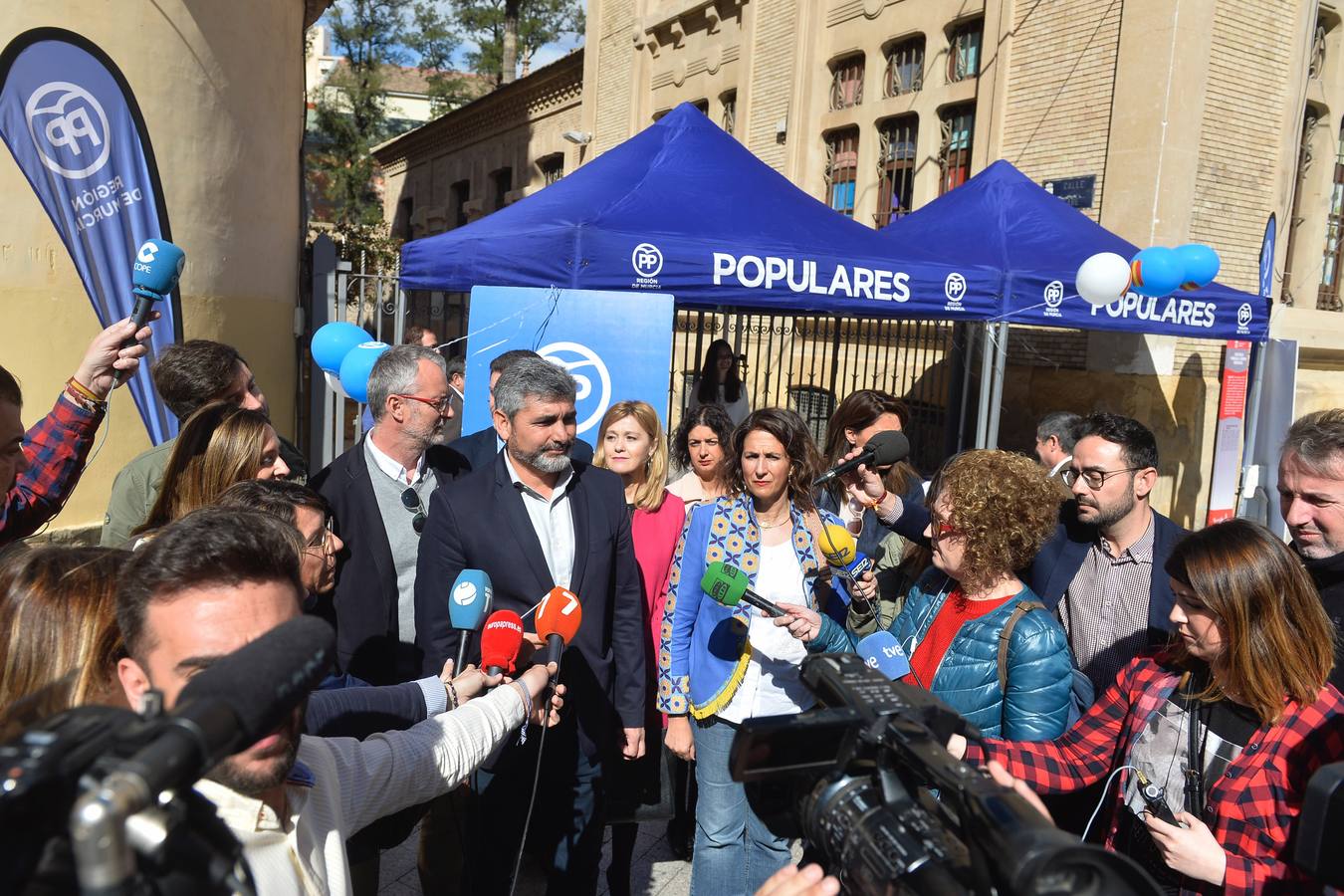 El número uno por Huelva, Juan José Cortés, pide en Murcia que las firmas en defensa de esta figura penal se «conviertan en votos» para el PP.