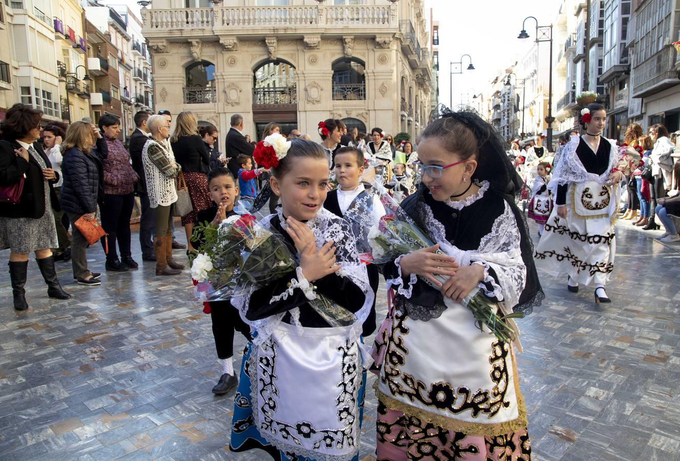 Los bailes de los Coros y Danzas de los Dolores y de la Cuadrilla de La Aljorra y las fanfarrias de la Banda de Cornetas y Tambores de Fuente Cubas, y de los gaiteros de 'Sauces' fueron los puntos fuertes de la ofrenda floral a la Caridad 