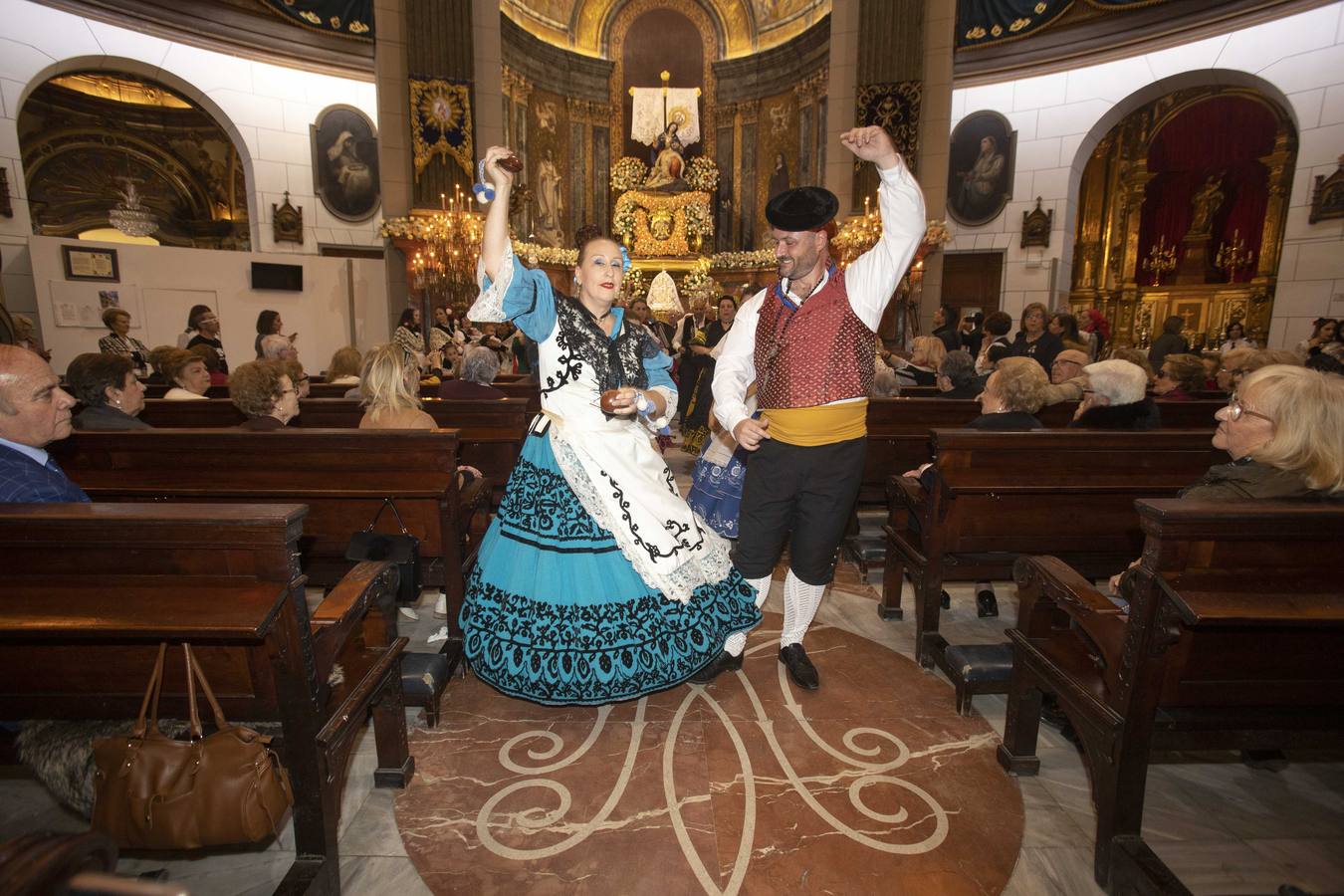 Los bailes de los Coros y Danzas de los Dolores y de la Cuadrilla de La Aljorra y las fanfarrias de la Banda de Cornetas y Tambores de Fuente Cubas, y de los gaiteros de 'Sauces' fueron los puntos fuertes de la ofrenda floral a la Caridad 