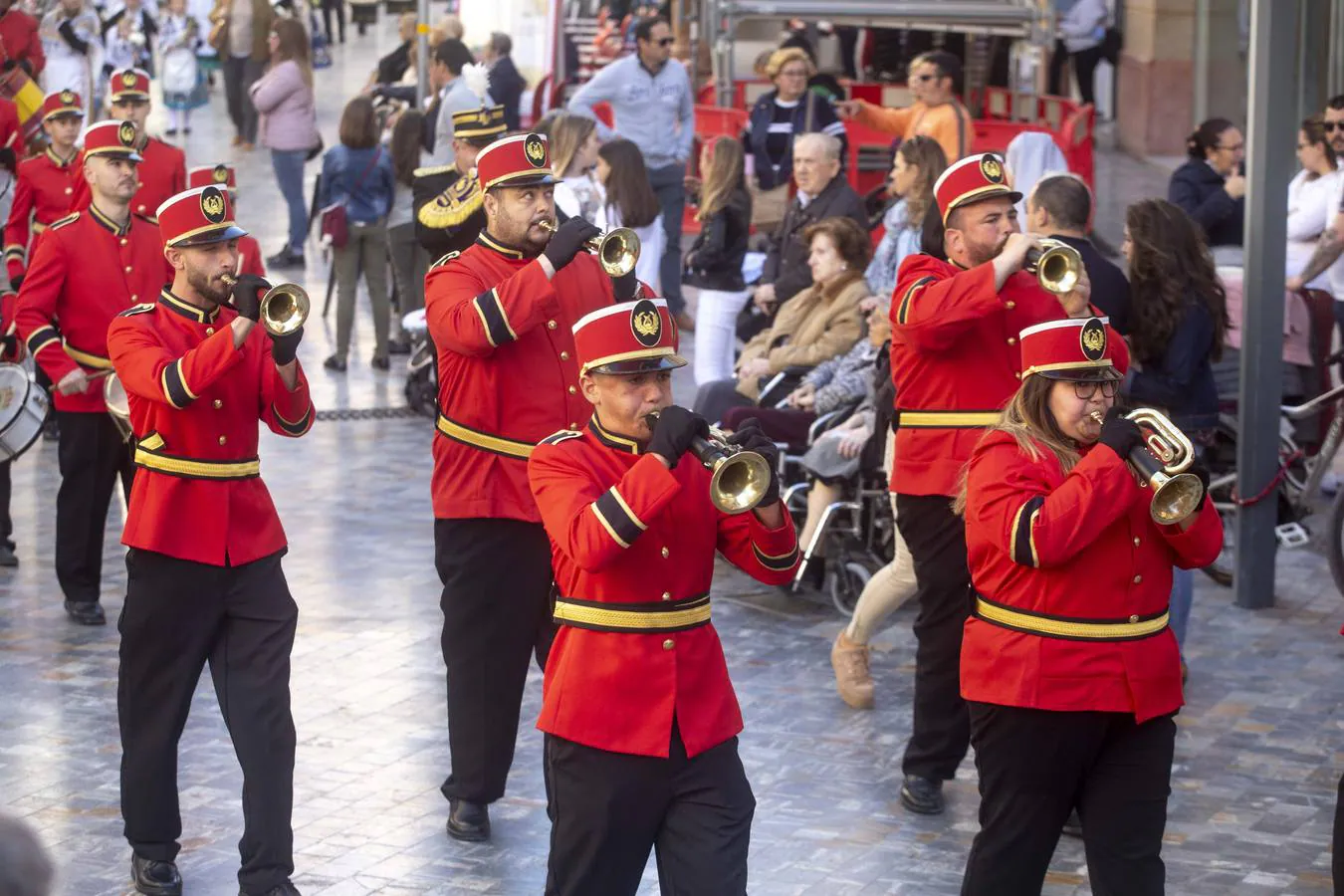 Los bailes de los Coros y Danzas de los Dolores y de la Cuadrilla de La Aljorra y las fanfarrias de la Banda de Cornetas y Tambores de Fuente Cubas, y de los gaiteros de 'Sauces' fueron los puntos fuertes de la ofrenda floral a la Caridad 