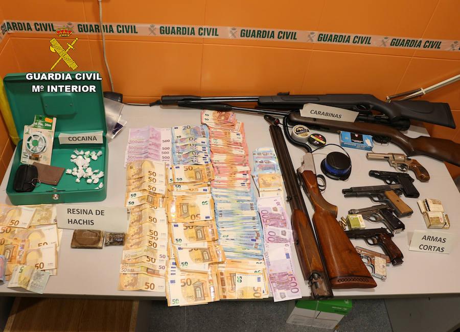 Detienen a once integrantes del grupo delictivo por delitos de tráfico de drogas, tenencia ilícita de armas y defraudación de fluido eléctrico, entre otros. Se incautaron 400 plantas, 100 kg de esta sustancia, 100 dosis de cocaína y 300 gramos de hachís