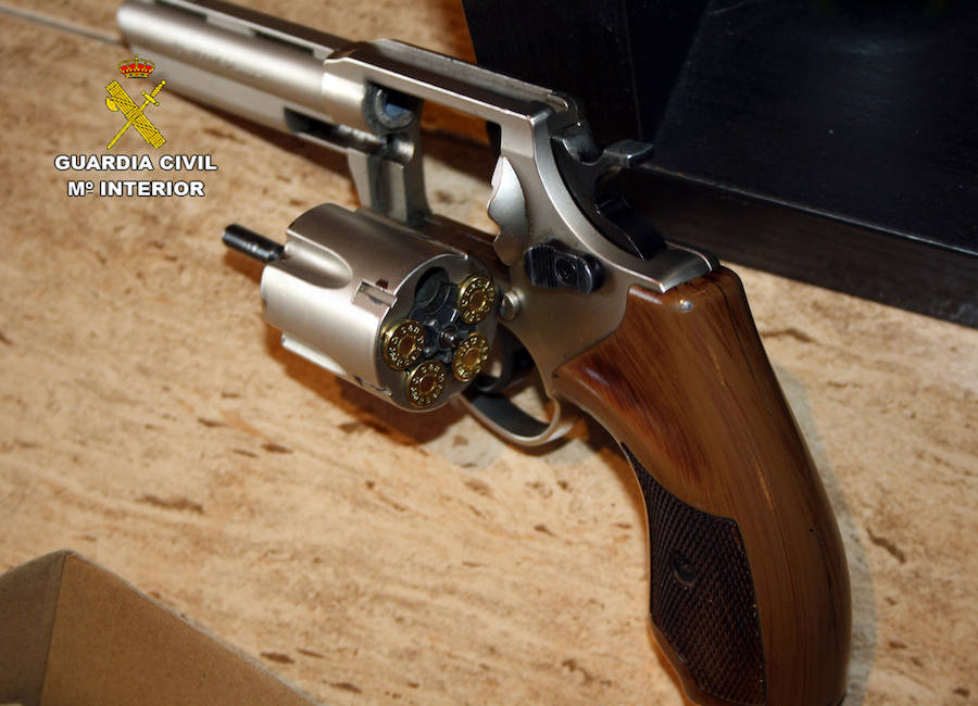 Detienen a once integrantes del grupo delictivo por delitos de tráfico de drogas, tenencia ilícita de armas y defraudación de fluido eléctrico, entre otros. Se incautaron 400 plantas, 100 kg de esta sustancia, 100 dosis de cocaína y 300 gramos de hachís