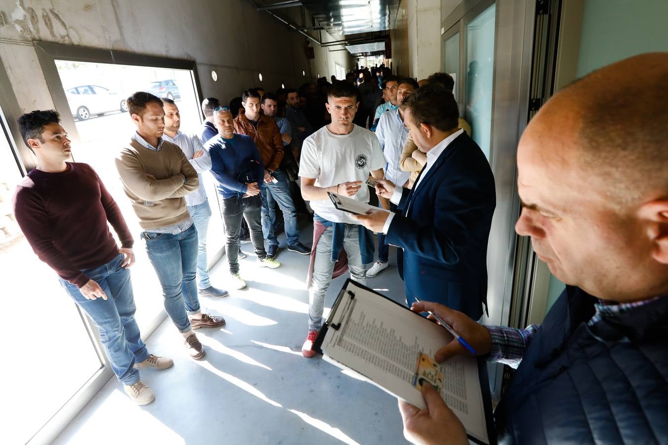 El Aulario del Campus de Espinardo acogió este viernes por la tarde prueba teórica, la primera de las cinco que tendrán que realiza los aspirantes