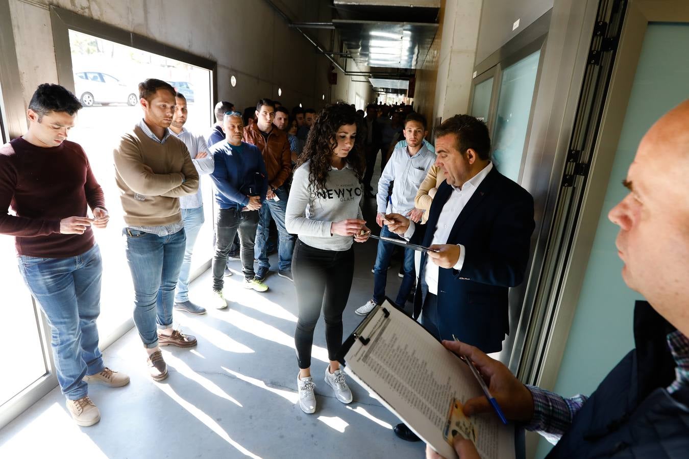 El Aulario del Campus de Espinardo acogió este viernes por la tarde prueba teórica, la primera de las cinco que tendrán que realiza los aspirantes