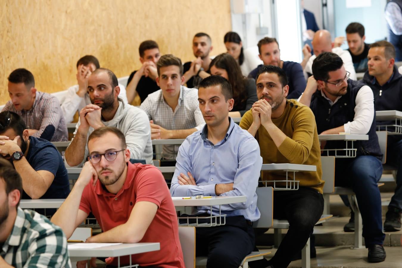 El Aulario del Campus de Espinardo acogió este viernes por la tarde prueba teórica, la primera de las cinco que tendrán que realiza los aspirantes