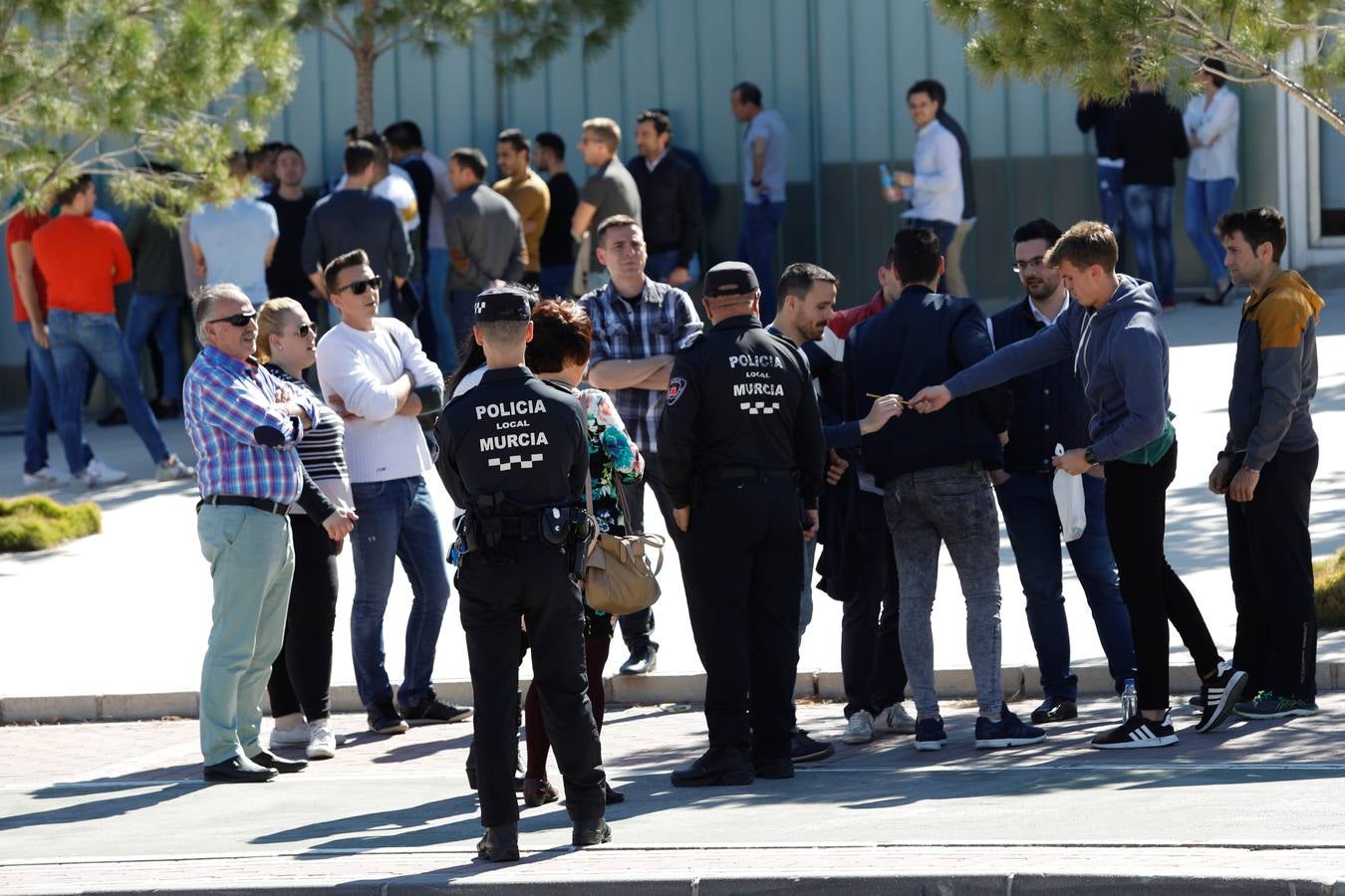El Aulario del Campus de Espinardo acogió este viernes por la tarde prueba teórica, la primera de las cinco que tendrán que realiza los aspirantes