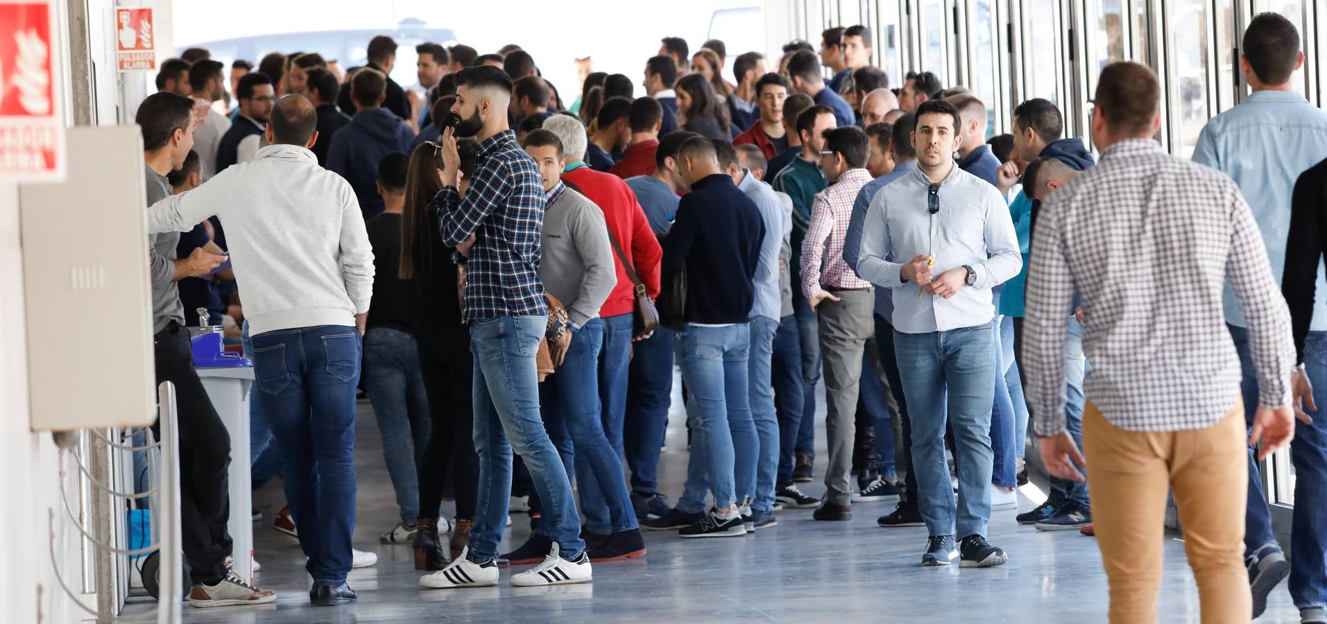 El Aulario del Campus de Espinardo acogió este viernes por la tarde prueba teórica, la primera de las cinco que tendrán que realiza los aspirantes