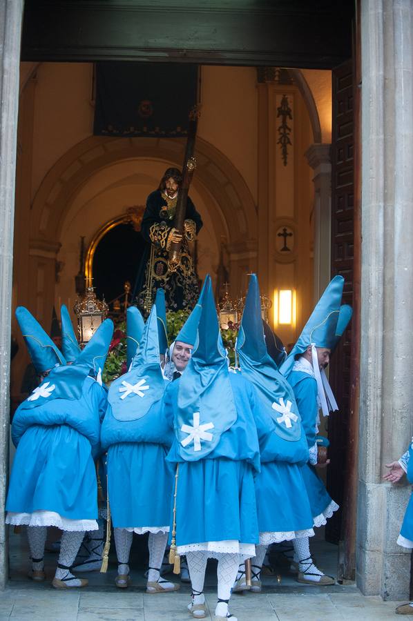 El paso de La Flagelación celebró su 25 aniversario en un desfile que cuajó de espectadores las calles más nazarenas