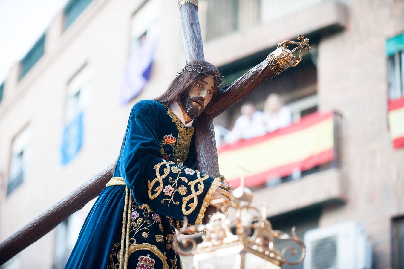 El paso de La Flagelación celebró su 25 aniversario en un desfile que cuajó de espectadores las calles más nazarenas