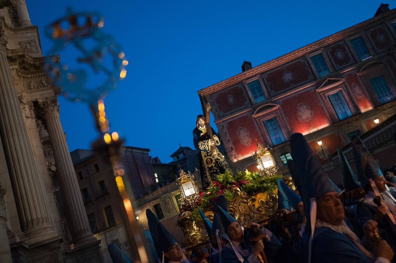 El paso de La Flagelación celebró su 25 aniversario en un desfile que cuajó de espectadores las calles más nazarenas