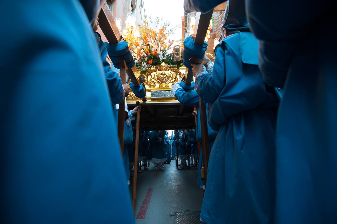 El paso de La Flagelación celebró su 25 aniversario en un desfile que cuajó de espectadores las calles más nazarenas