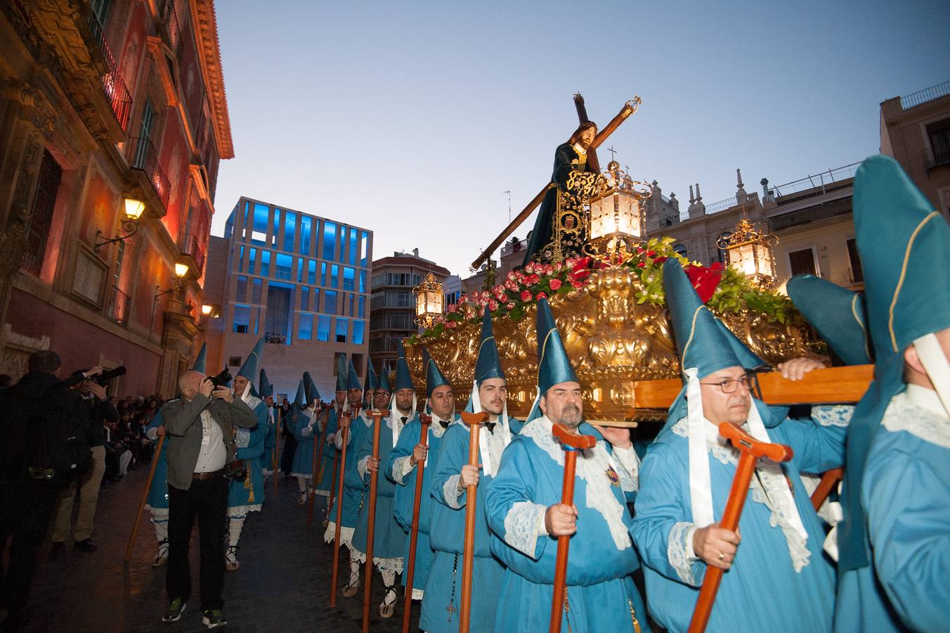 El paso de La Flagelación celebró su 25 aniversario en un desfile que cuajó de espectadores las calles más nazarenas