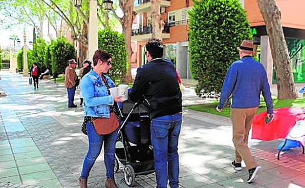 Una voluntaria de la asociación, en una mesa petitoria . agm