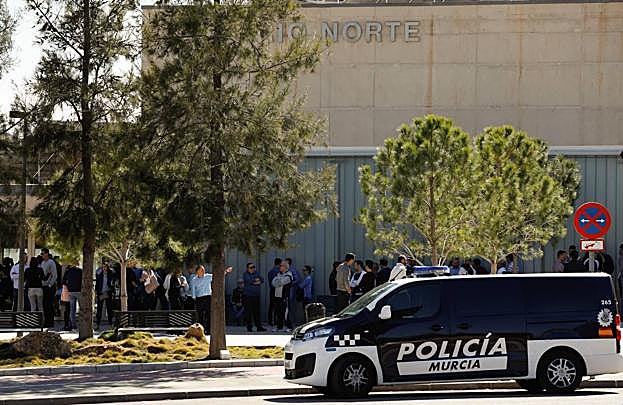 Aspecto que presentaba este viernes por la tarde el Aulario Norte del Campus de Espinardo, donde ha tenido lugar la primera prueba de la oposición.