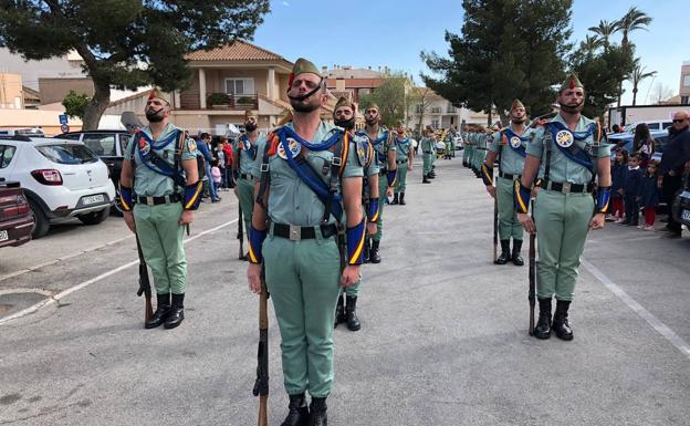 Varios caballeros legionarios desfilan en la procesión de Viernes de Dolores.