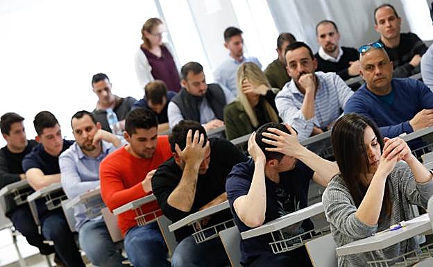 Opositores realizando la primera prueba, este viernes, en el Campus de Espinardo de Murcia.