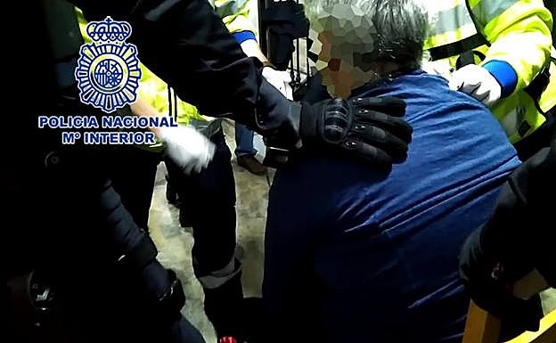 El detenido, siendo atendido por los servicios sanitarios. 