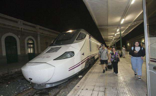 El tren híbrido de primera hora de la mañana, en la estación de Cartagena.