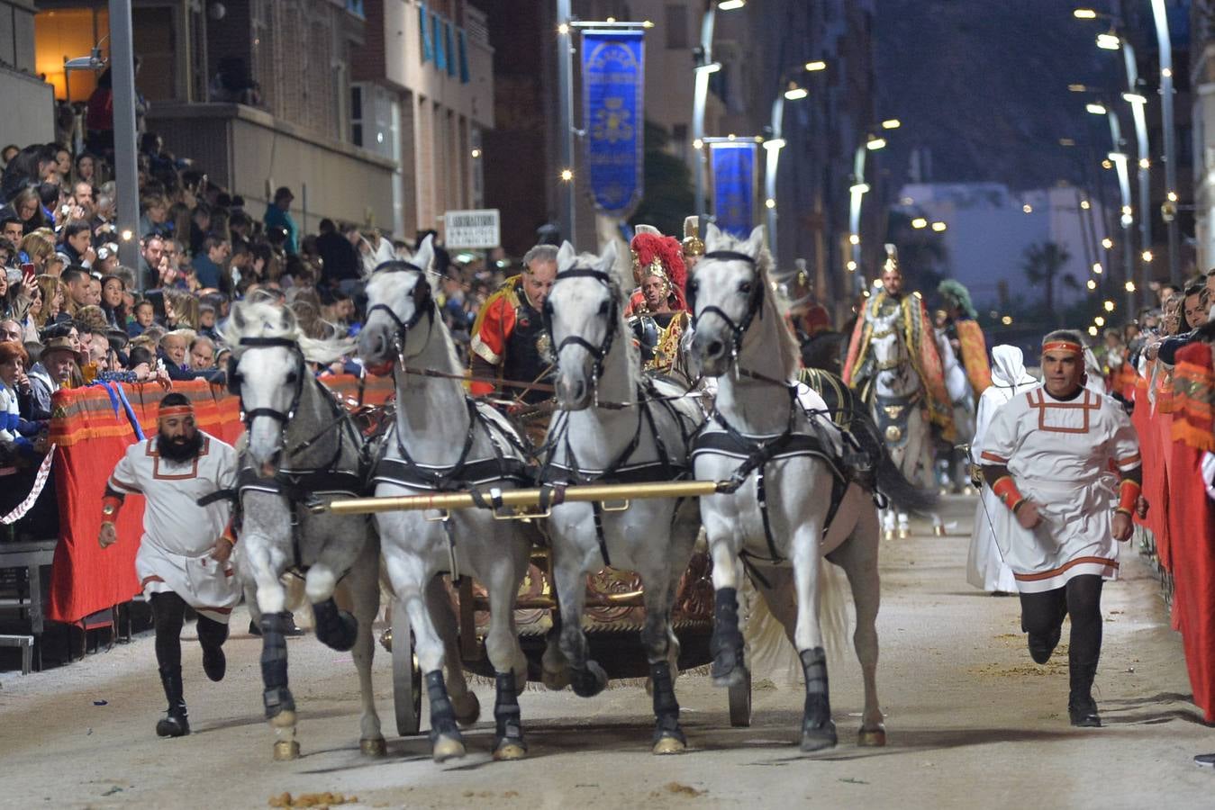 La imagen titular del Paso Azul recorrió la ciudad en su trono en andas en la primera procesión de la Semana Santa lorquina