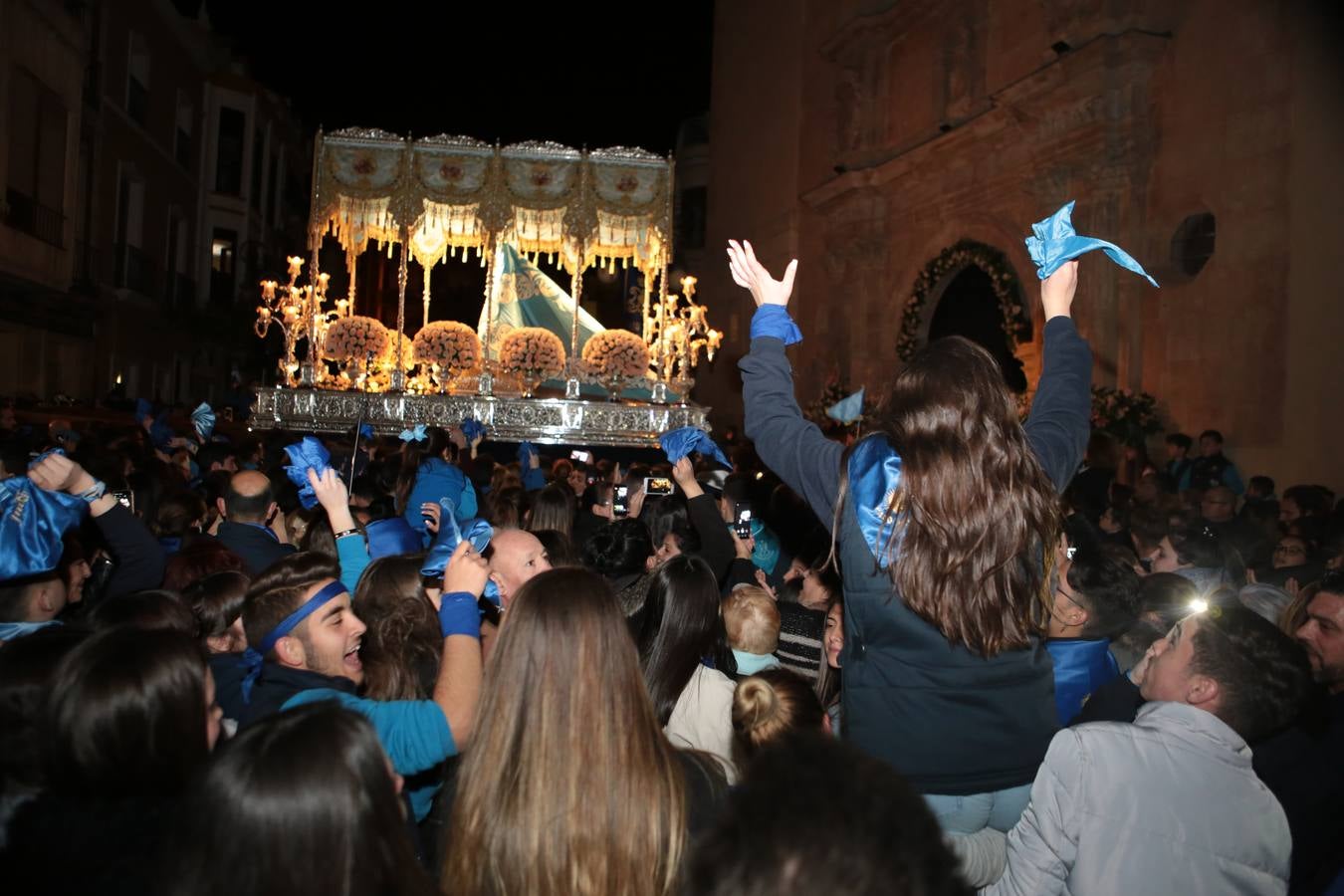 El día grande para el Paso Azul se inició ante las puertas de la iglesia de San Francisco, donde se desataron los 'vivas' y piropos a la talla de Capuz
