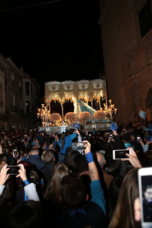 El día grande para el Paso Azul se inició ante las puertas de la iglesia de San Francisco, donde se desataron los 'vivas' y piropos a la talla de Capuz