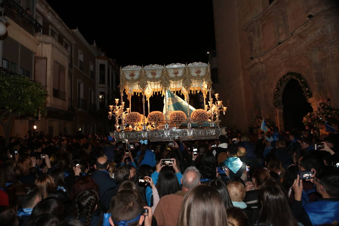El día grande para el Paso Azul se inició ante las puertas de la iglesia de San Francisco, donde se desataron los 'vivas' y piropos a la talla de Capuz