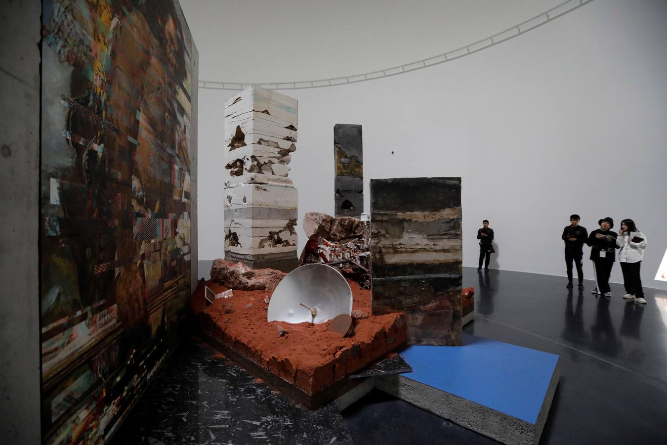 Varias personas visitan el espectáculo «Universo de partículas de agua en el Tanque» de teamLab en el proyecto artístico «Tank Shanghai», en Shangái (China). El proyecto de arte, fundado por el coleccionista Qiao Zhibing, es un centro multifuncional de 60.000 metros cuadrados que combina un centro de exposiciones con un parque, una librería, un centro de educación y un restaurante.