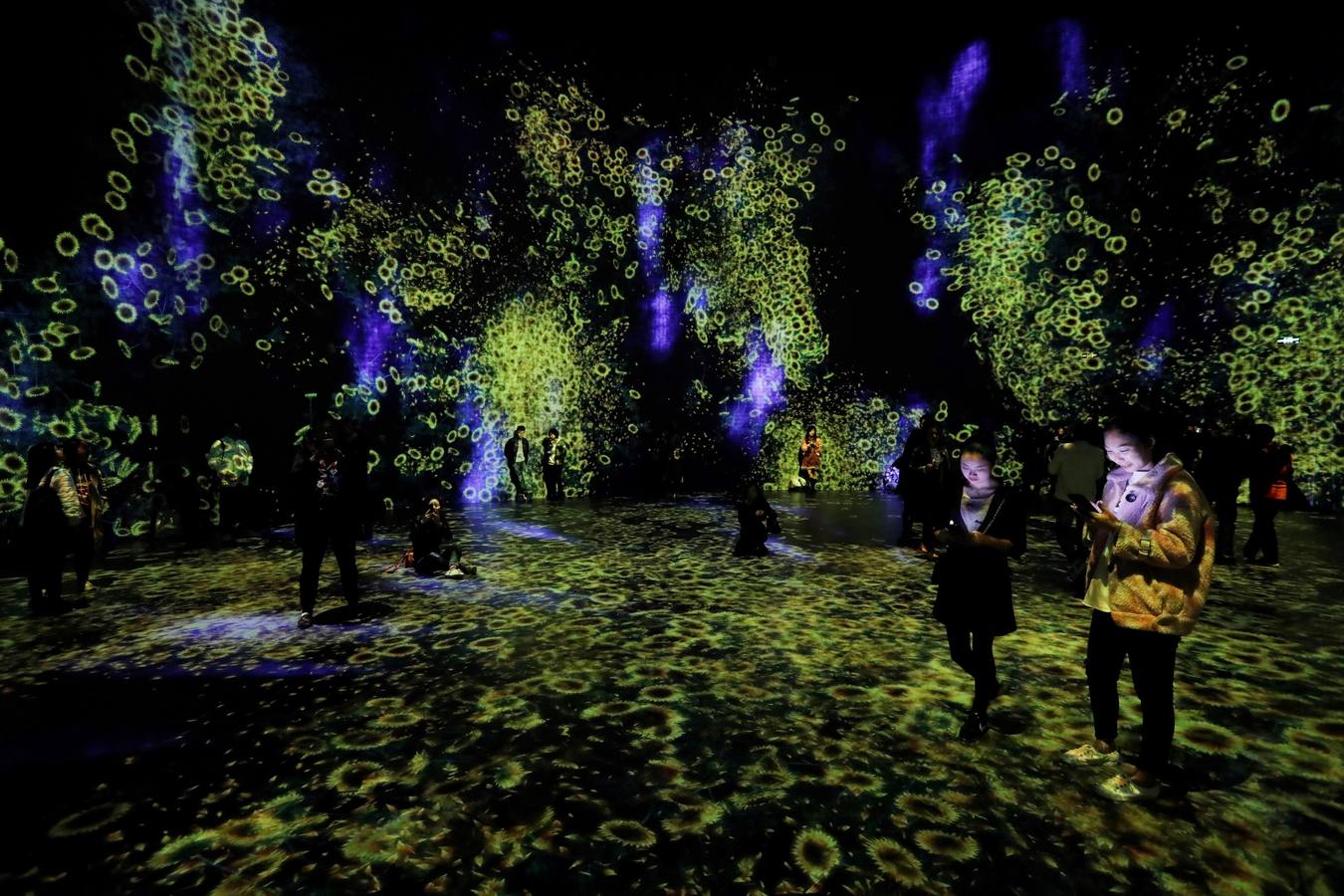 Varias personas visitan el espectáculo «Universo de partículas de agua en el Tanque» de teamLab en el proyecto artístico «Tank Shanghai», en Shangái (China). El proyecto de arte, fundado por el coleccionista Qiao Zhibing, es un centro multifuncional de 60.000 metros cuadrados que combina un centro de exposiciones con un parque, una librería, un centro de educación y un restaurante.