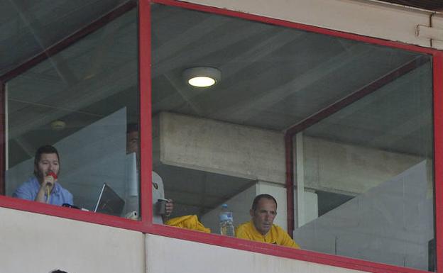 Pablo Munitis, a la derecha, en la grada durante el partido contra el Real Murcia en la Nueva Condomina.